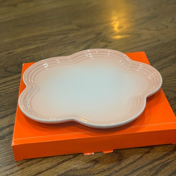 New Le Creuset Ballerina Pink Large Flower Plate 23cm - Picture 2 of 5